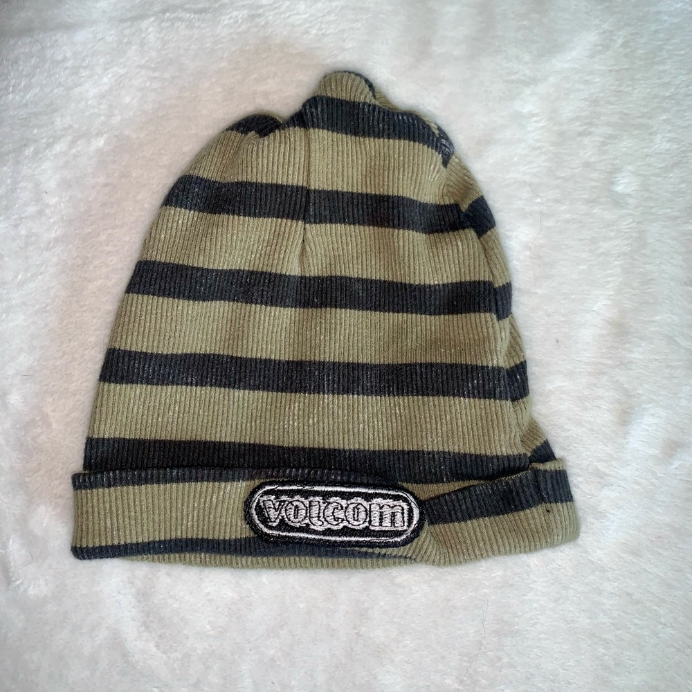 Volcom benie 4t (runs smaller)